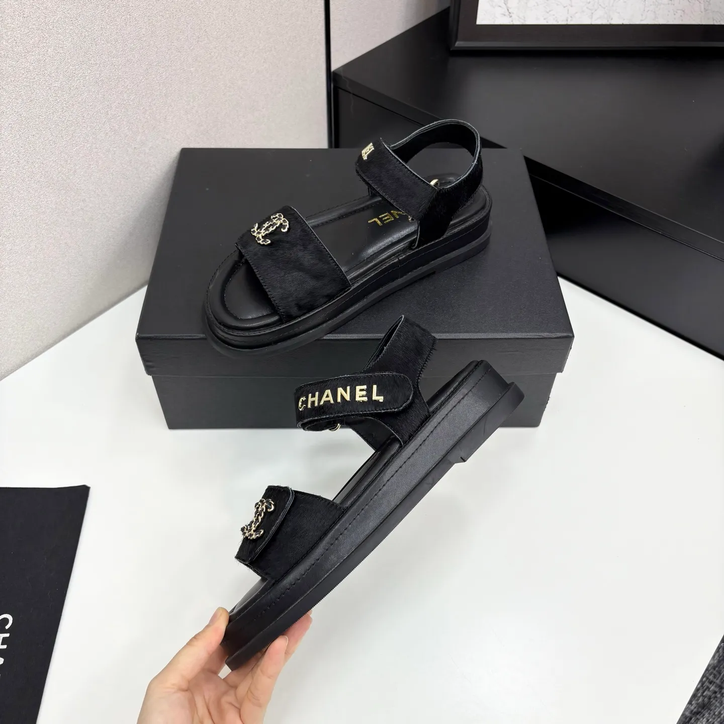 👟👟Ex-factory price 560👟👟Chanel Chanel's new early autumn thick-soled sandals are popular on catwalks on major social platforms. One of the most popular sandals at the moment. Soft and comfortable on the feet. Horsehair upper imported from Italy. Sheepskin feet. Original molded outsole Size: 35-40 (41 customized)